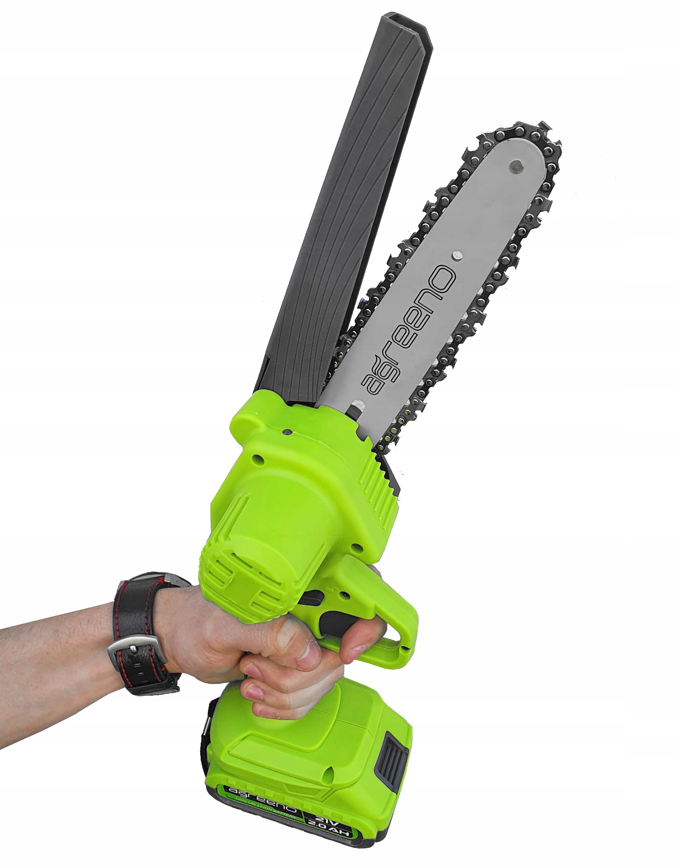 Bezprzewodowa mini piła łańcuchowa, z widocznym akumulatorem u podstawy uchwytu oraz osłoną prowadnicy trzymana w dłoni - ujęcie nr 2